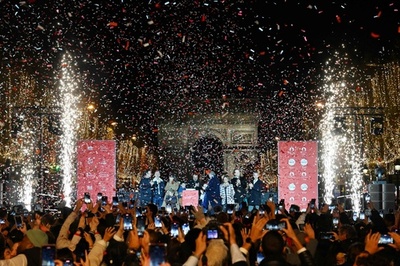 シャンゼリゼ通りでイルミネーション点灯 ホリデーシーズンの幕開け