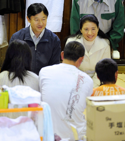 皇太子ご夫妻、埼玉県三郷市の避難所を訪問