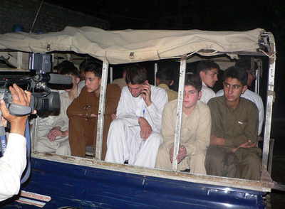 バスで移動中の学生ら400人が拉致される、パキスタン北西部