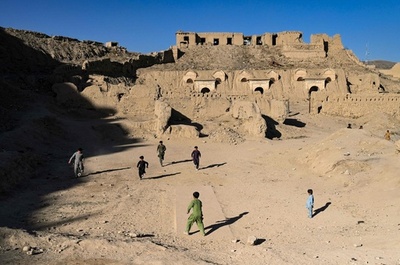 【今日の1枚】古代砦でサッカー アフガン