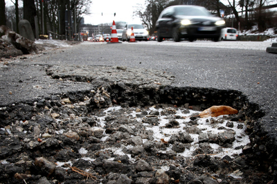 道路の「穴」売ります、ドイツの街のユニークなアイデア