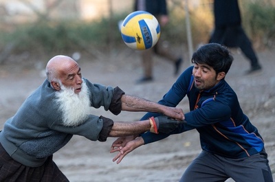 公園でバレーボール アフガン首都