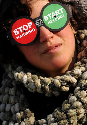 赤と緑のメガネで環境保護訴え、COP14開催中のポーランド