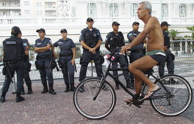 猛暑のブラジル、公務員男性が妻のスカートで出勤