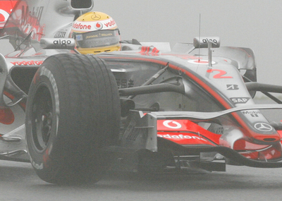 雨と濃霧で午前のフリー走行は中止