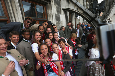 リーグ4連覇のバイエルン、女子チームと一緒にセレモニー