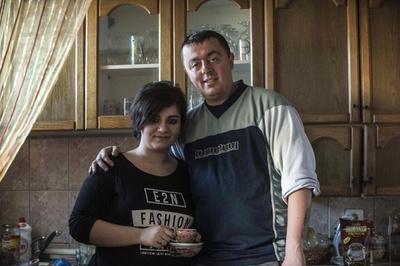 国境と宗教を超えた愛 クルド難民女性とマケドニア警官が結婚