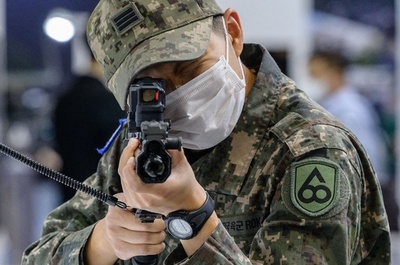 韓国で防衛産業見本市 兵士も多数来場