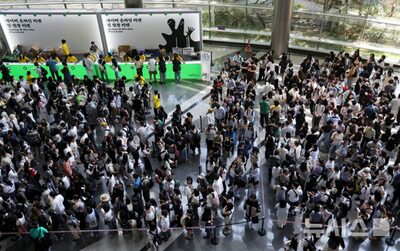 ソウル国際図書展に15万人…熱気の一方でグッズ偏重やブース選定論争も