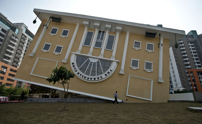 内部がキニナル？「逆さまハウス」、インド・ニューデリー