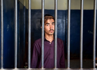 携帯電話中の16歳妹を兄が殺害、パキスタンで名誉殺人