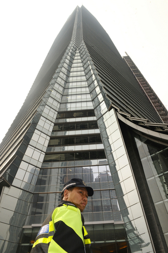 エレベーター・シャフト内を落下、香港一超高層の建設現場で6人死亡