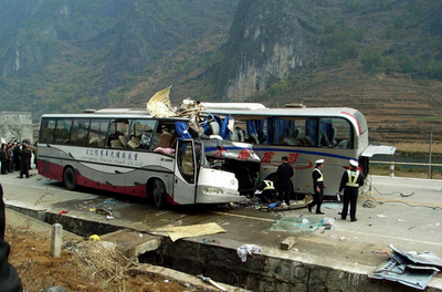バス正面衝突で13人死亡、旧正月の帰省ラッシュで - 中国