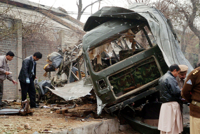 軍のミニバスに自爆攻撃、5人が死亡　パキスタン