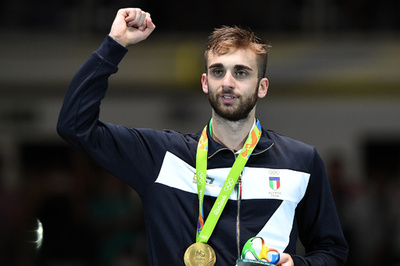 居眠り中に盗まれたリオの金メダル、「女神」がゴミの中から発見