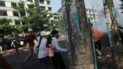 動画:デモ隊に実弾発砲、18人死亡 ミャンマー抗議デモ