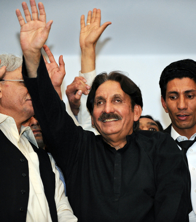 自宅軟禁下のパキスタン前最高裁長官、約5か月ぶりに支持者の前に