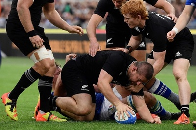 NZが苦しみながらイタリアに勝利、コールズが2トライ