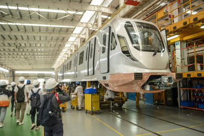 中国・成都で新地下鉄車両を公開 国際空港と直結