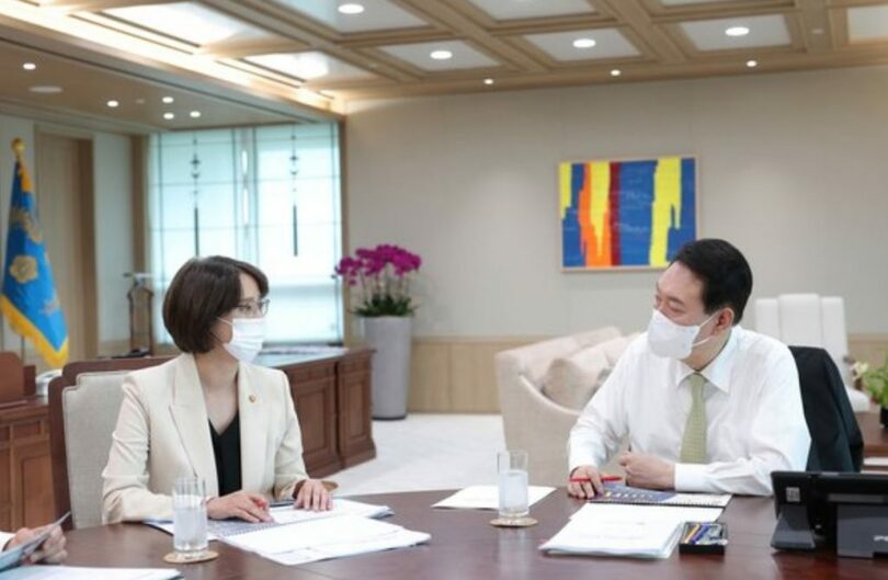 昨年7月、イ・ヨン（李永）中小ベンチャー企業相から初めての業務報告を受けるユン・ソンニョル（尹錫悦）大統領（写真=大統領室）(c)MONEYTODAY