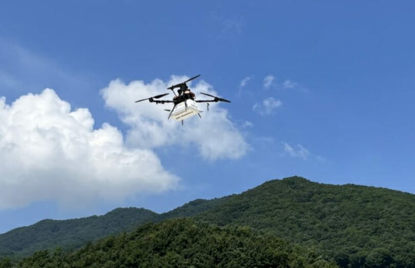 パブロ航空ドローンがチキンを載せ、空の道に沿ってペンションの顧客に配送している（パブロ航空）(c)KOREA WAVE