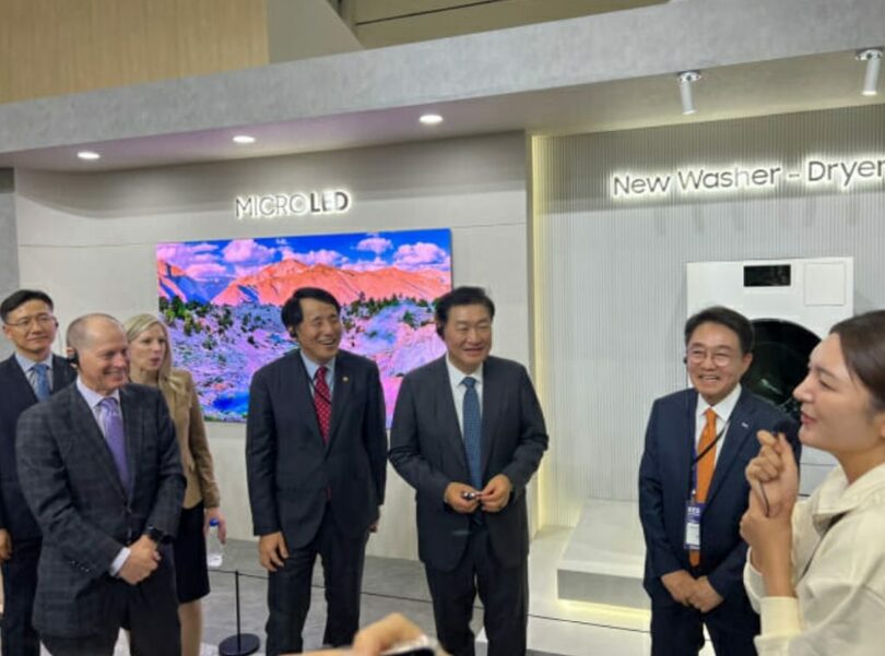 「韓国電子展（KES2023）」を観覧するハン・ジョンヒ副会長（写真中央）(c)KOREA WAVE