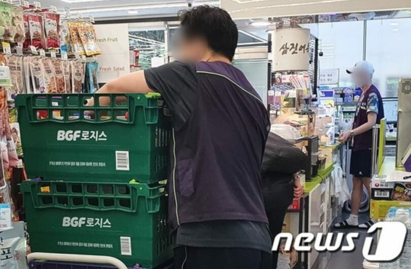 ソウル市内のコンビニで仕事をする従業員(c)news1