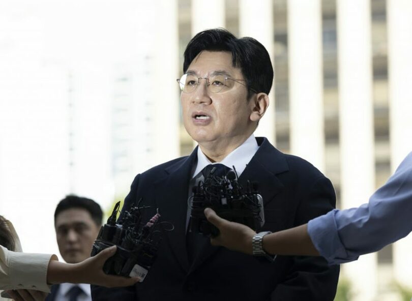 2025年9月、ソウル市麻浦区のソウル警察庁広域捜査団金融犯罪捜査隊に出頭し、記者団の質問に答えるHYBEのパン・シヒョク議長(c)MONEYTODAY