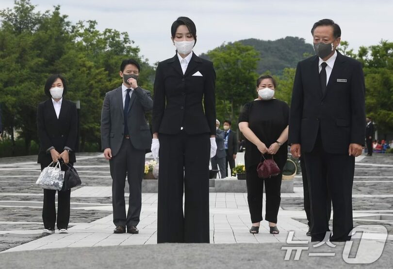 ノ・ムヒョン元大統領の墓を参拝するキム・ゴニ（金建希）氏。写真左端がユ・ギョンオク氏＝大統領室写真記者団(c)news1