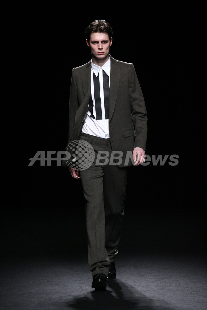 ＜09/10年秋冬東京・コレクション＞アトウ、新作を発表