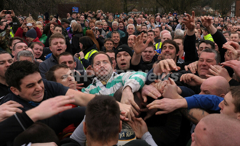 英アッシュボーン、住民総出の伝統フットボール大会 町中がピッチ