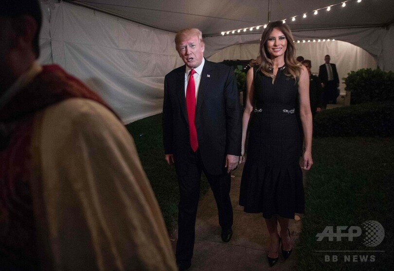トランプ夫妻、休暇先のフロリダでクリスマスイブのミサに参加