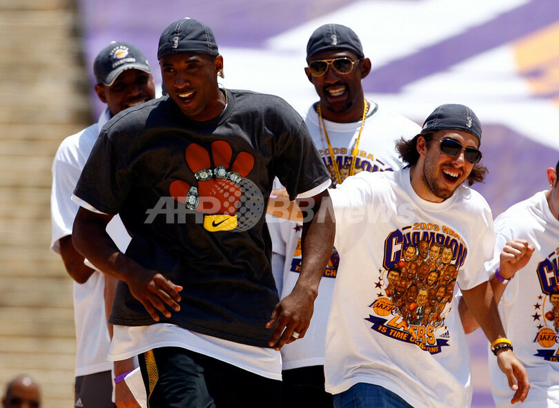 NBAファイナル制覇のレイカーズが優勝パレード