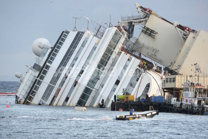 座礁したクルーズ船、引き揚げ始まる イタリア