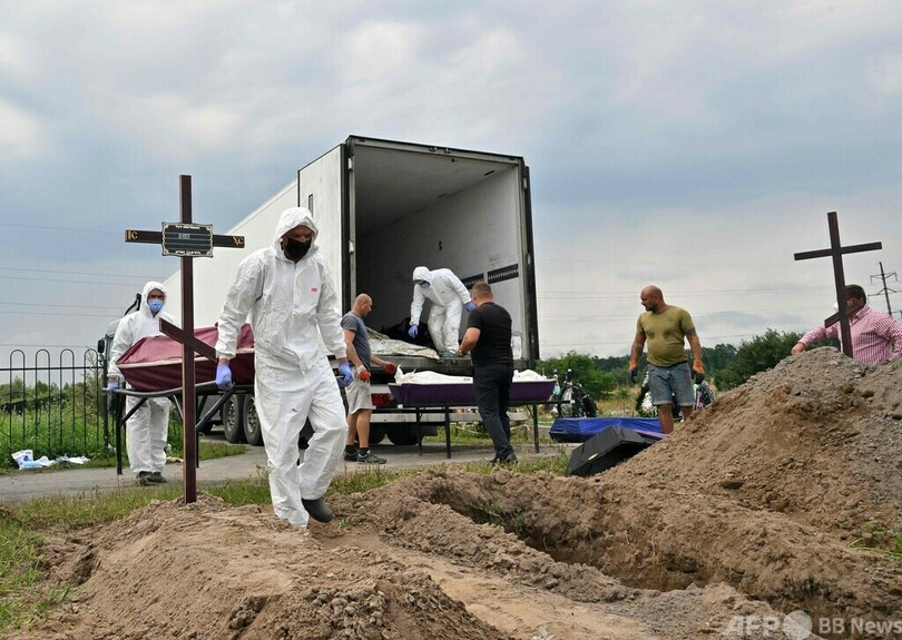 ブチャ虐殺、身元不明者の埋葬開始 ウクライナ