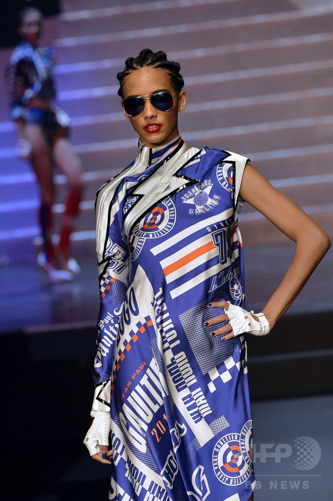 ラストショーはミスコン風の演出、「ジャンポール・ゴルチエ」15年春夏