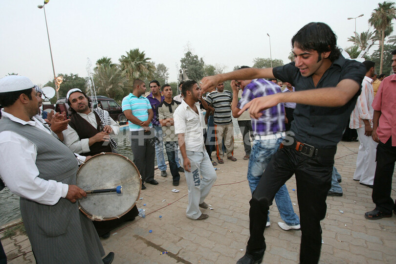 イラク駐留米軍、都市部からの撤退完了 お祭りムードのバグダッド