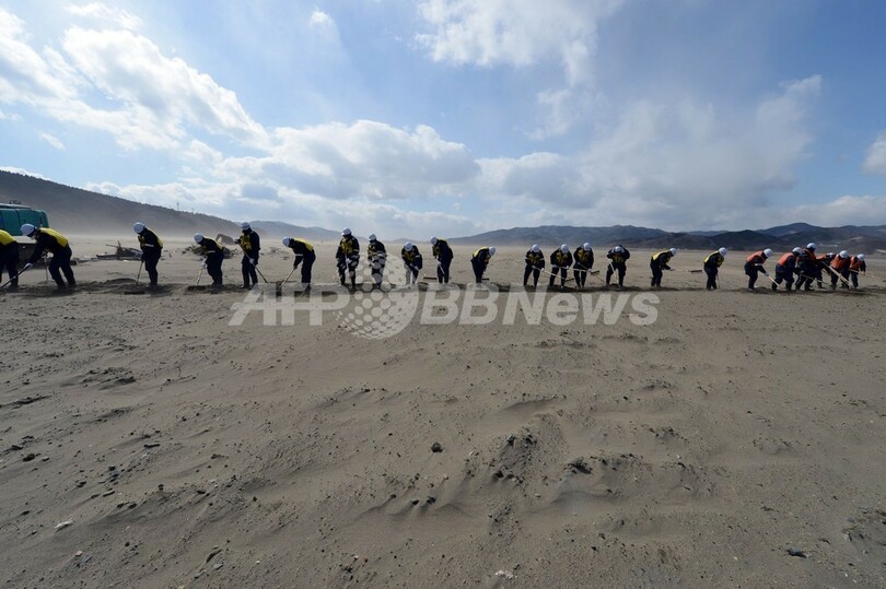 石巻市の大川小学校付近で不明者捜索、震災から2年