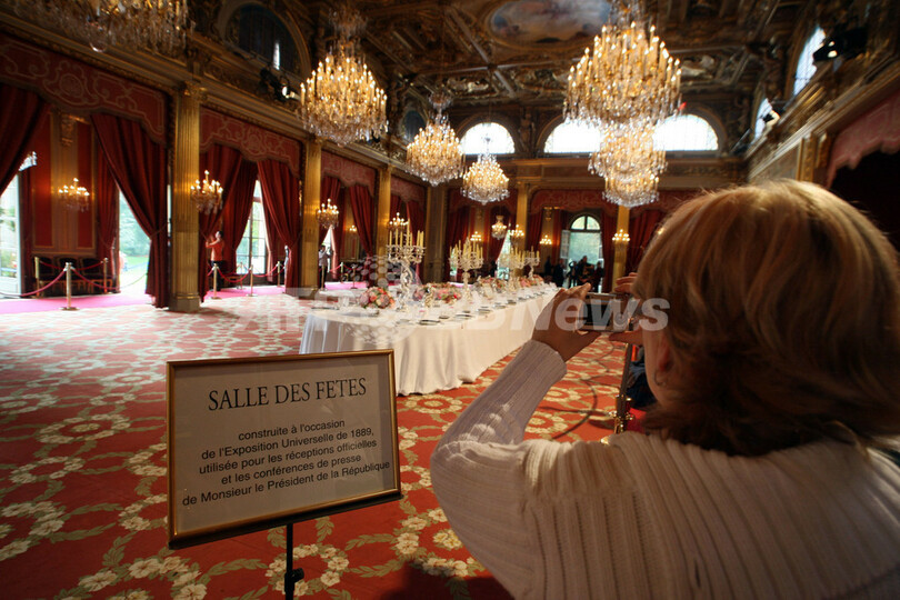 サルコジ仏大統領、エリゼ宮で見学者を歓迎