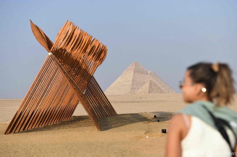 ピラミッドとアートの共演 エジプト・ギザ
