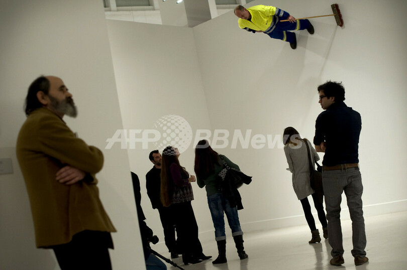 「壁に立つ男」独アーティストが実演