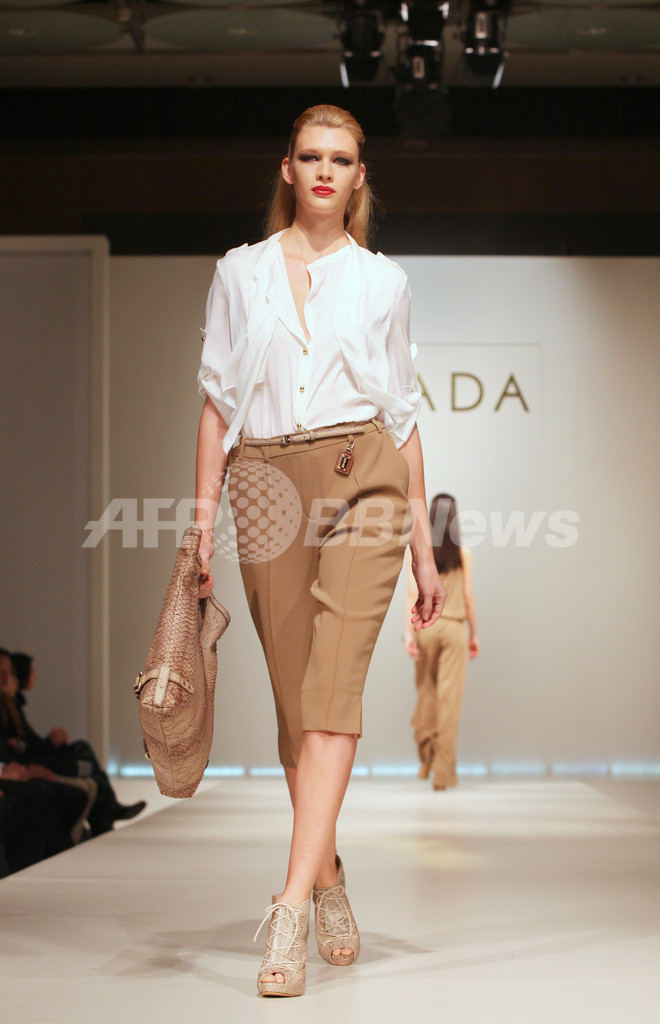 エスカーダ2011年春夏ファッションショー開催、セレブも多数出席