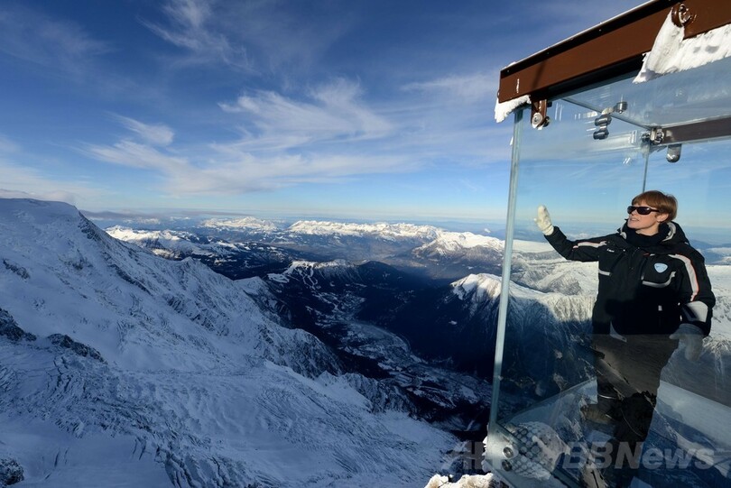 空中浮遊を疑似体験？仏アルプスにガラス製の展望台が完成
