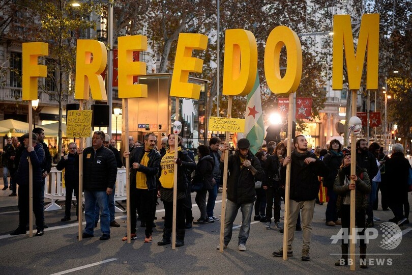 カタルーニャ独立派と警察が衝突 バルセロナでの閣議に反発