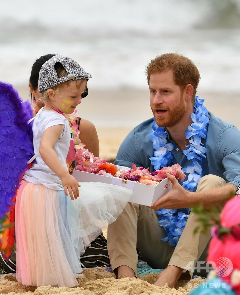 ヘンリー英王子とメーガン妃、はだしでボンダイビーチに