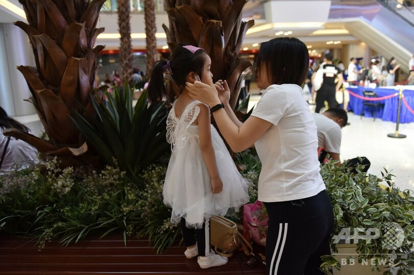 急成長する中国の子どもモデル業界、長時間労働や虐待の指摘も