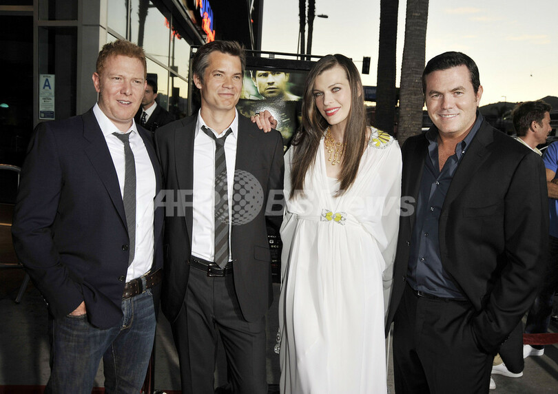 ミラ・ジョヴォヴィッチ、主演映画上映会に「テンパリー・ロンドン」のドレス