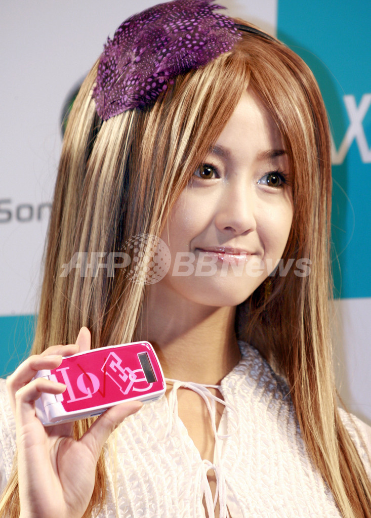 KDDI、au新機種「W53S」を近日発売