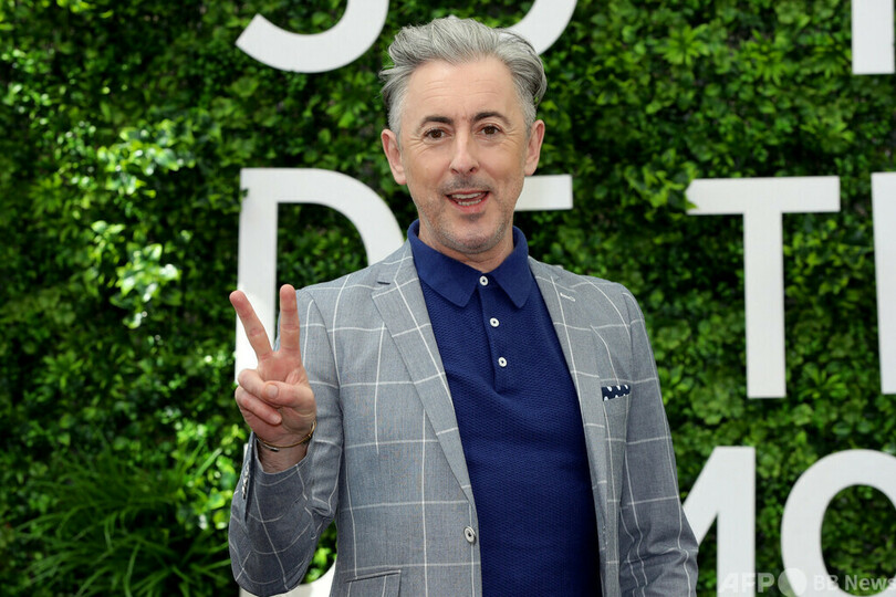 俳優アラン・カミングさん、英勲章返上 大英帝国の「有害性」に抗議 