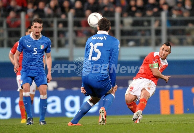 バロテッリの2得点でイタリアがグループ首位固める、W杯欧州予選